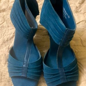 Size 7.5 aerosol blue strappy shoes
